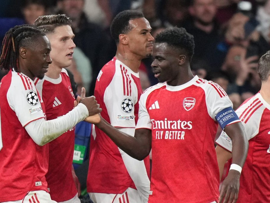 Hráči Arsenalu Londýn oslavujú gól Bukaya Saku.