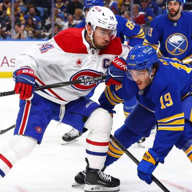 Na snímke center Montrealu Canadiens Nick Suzuki (vľavo vpredu) a center Buffala Sabres Peyton Krebs.