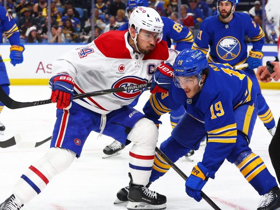 Na snímke center Montrealu Canadiens Nick Suzuki (vľavo vpredu) a center Buffala Sabres Peyton Krebs.