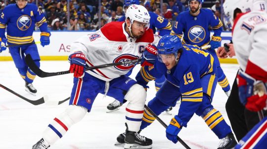 Na snímke center Montrealu Canadiens Nick Suzuki (vľavo vpredu) a center Buffala Sabres Peyton Krebs.