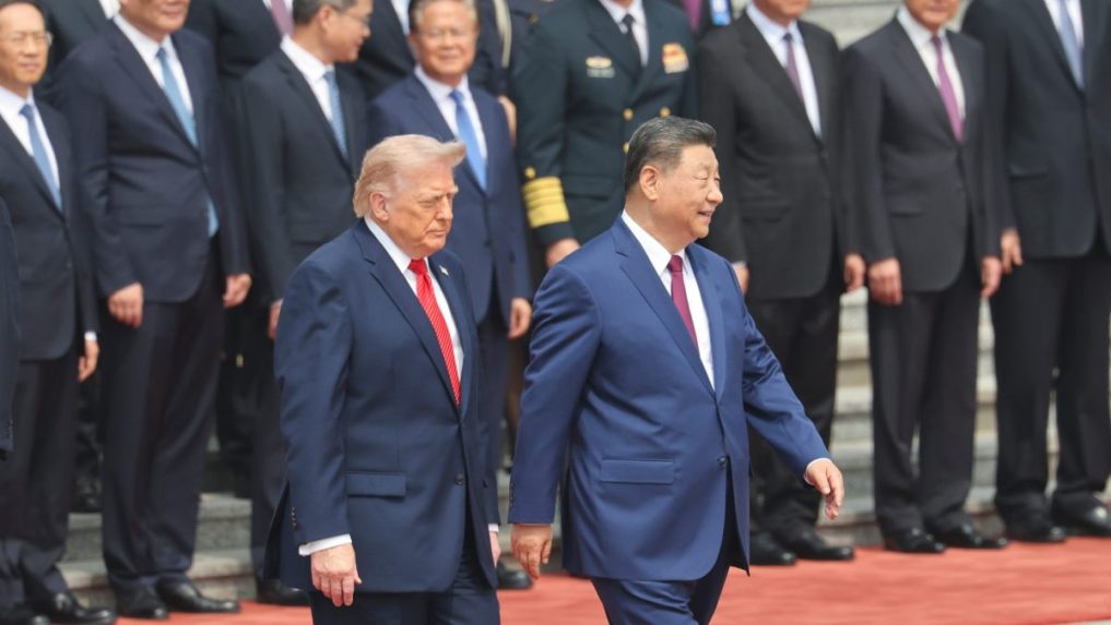 Zľava prezident USA Donald Trump kráča vedľa čínskeho prezidenta Si Ťin-pchinga.