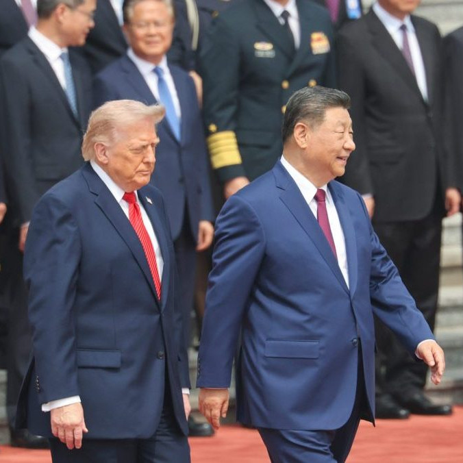 Zľava prezident USA Donald Trump kráča vedľa čínskeho prezidenta Si Ťin-pchinga.