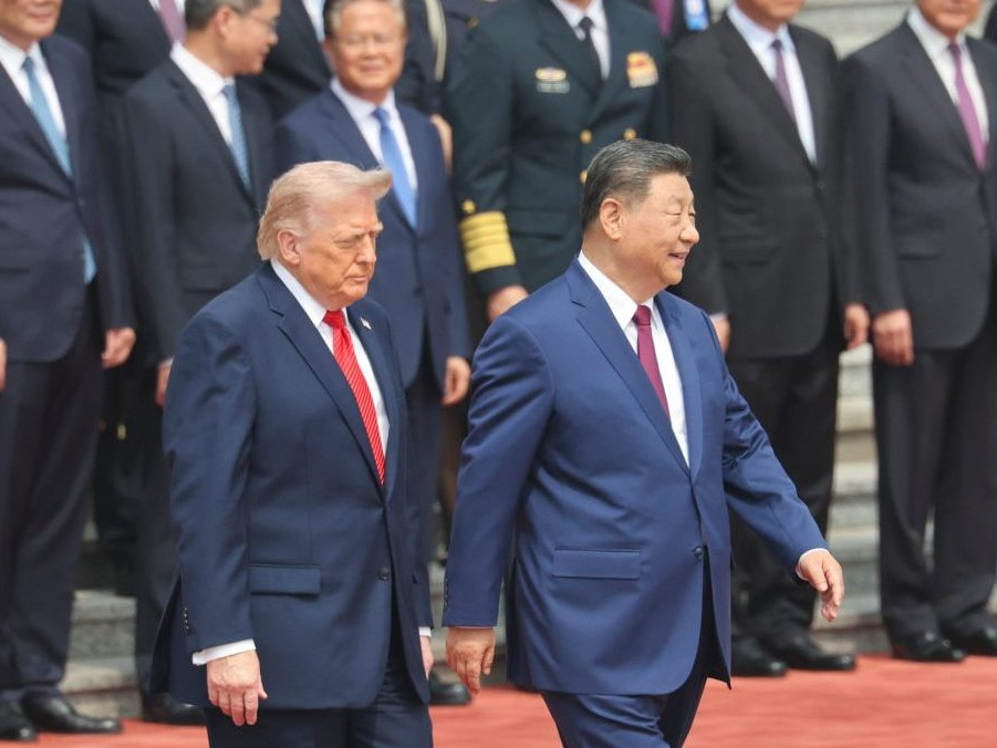 Zľava prezident USA Donald Trump kráča vedľa čínskeho prezidenta Si Ťin-pchinga.