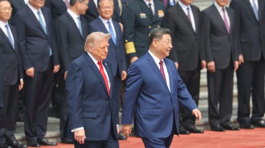 Zľava prezident USA Donald Trump kráča vedľa čínskeho prezidenta Si Ťin-pchinga.
