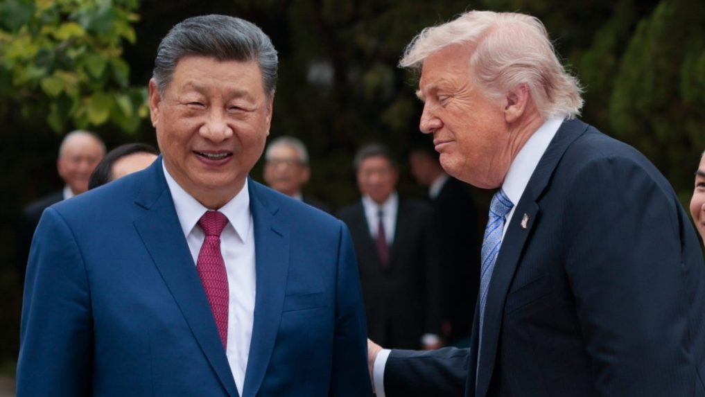 Americký prezident Donald Trump (vpravo) a čínsky prezident Si Ťin-pching.