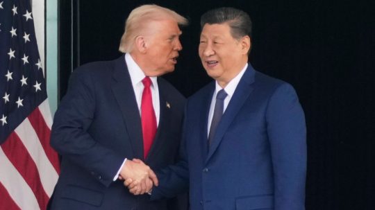 Na snímke Trump a Si Ťin-pching.