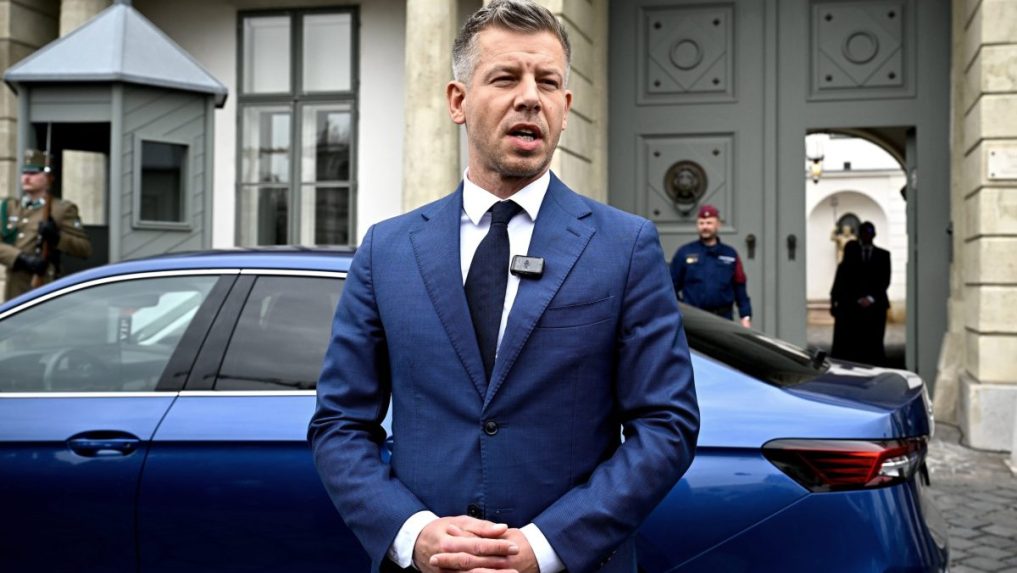 Péter Magyar používa ako služobné auto Škodu Superb z obdobia kampane.