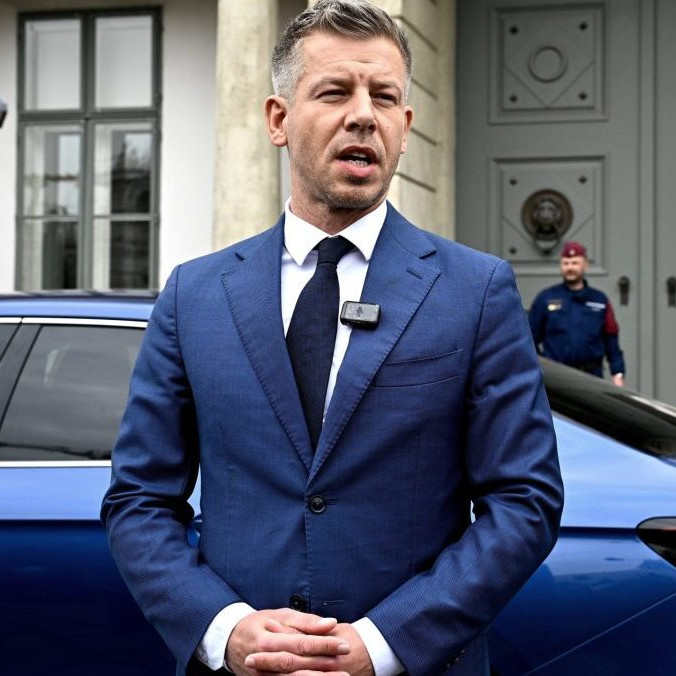 Péter Magyar používa ako služobné auto Škodu Superb z obdobia kampane.