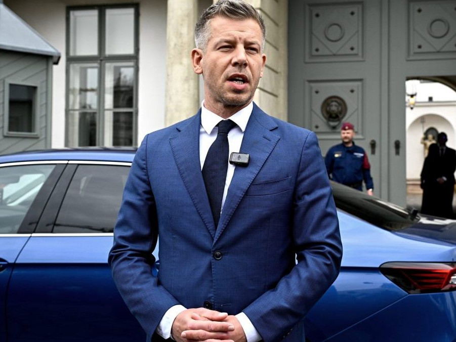 Péter Magyar používa ako služobné auto Škodu Superb z obdobia kampane.