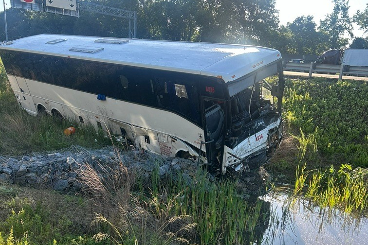 Na snímke autobus po nehode na diaľnici v americkom štáte Virgínia.