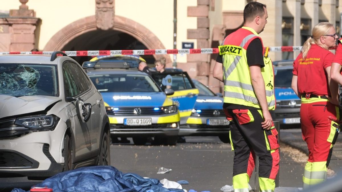 V Nemecku vrazilo auto do davu ľud&iacute;, hl&aacute;sia najmenej dvoch mŕtvych