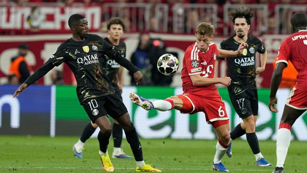 Joshua Kimmich z Bayernu (vpravo) a Ousmane Dembélé z PSG bojujú o loptu.