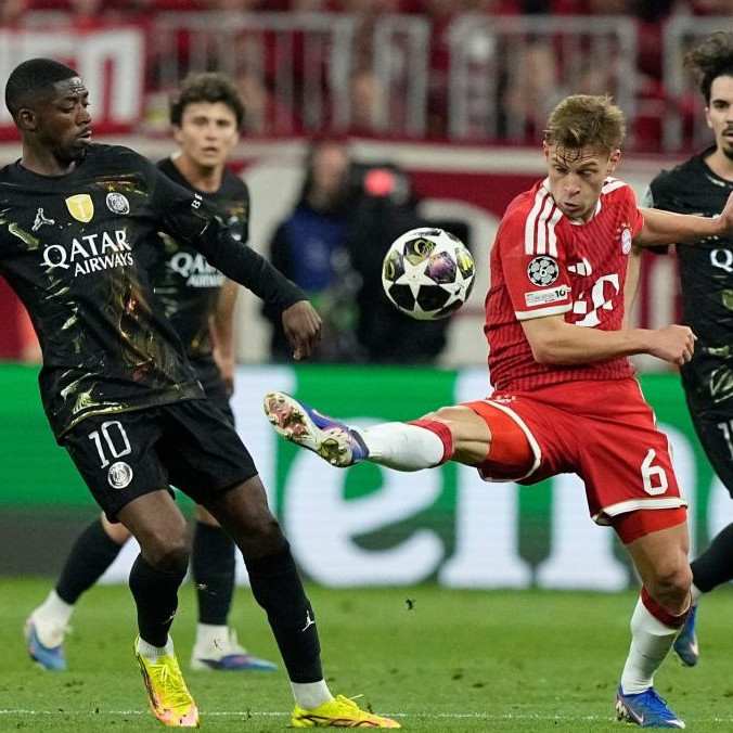 Joshua Kimmich z Bayernu (vpravo) a Ousmane Dembélé z PSG bojujú o loptu.