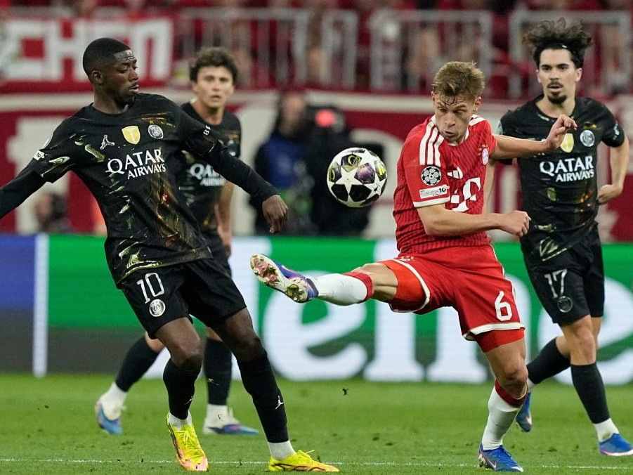 Joshua Kimmich z Bayernu (vpravo) a Ousmane Dembélé z PSG bojujú o loptu.