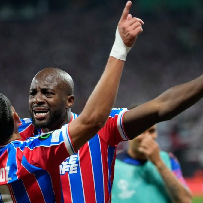 Hráč Crystal Palace Jean-Philippe Mateta (vpravo) oslavuje po tom, ako strelil úvodný gól.