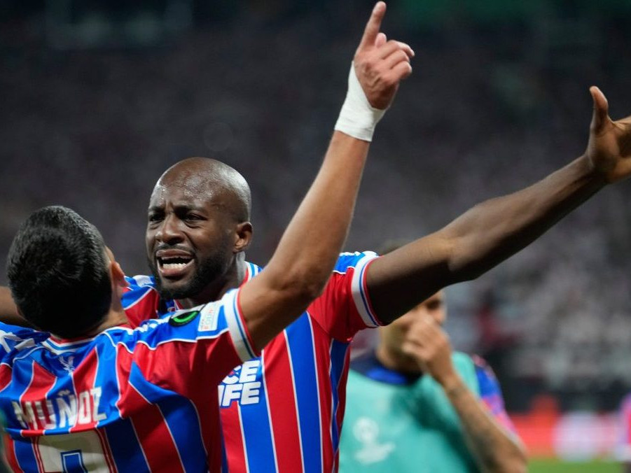 Hráč Crystal Palace Jean-Philippe Mateta (vpravo) oslavuje po tom, ako strelil úvodný gól.