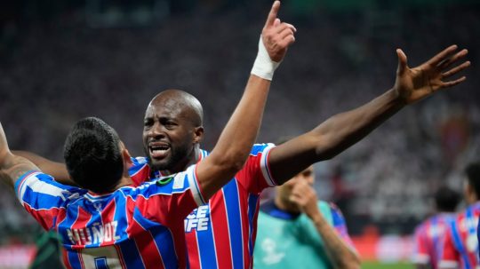 Hráč Crystal Palace Jean-Philippe Mateta (vpravo) oslavuje po tom, ako strelil úvodný gól.
