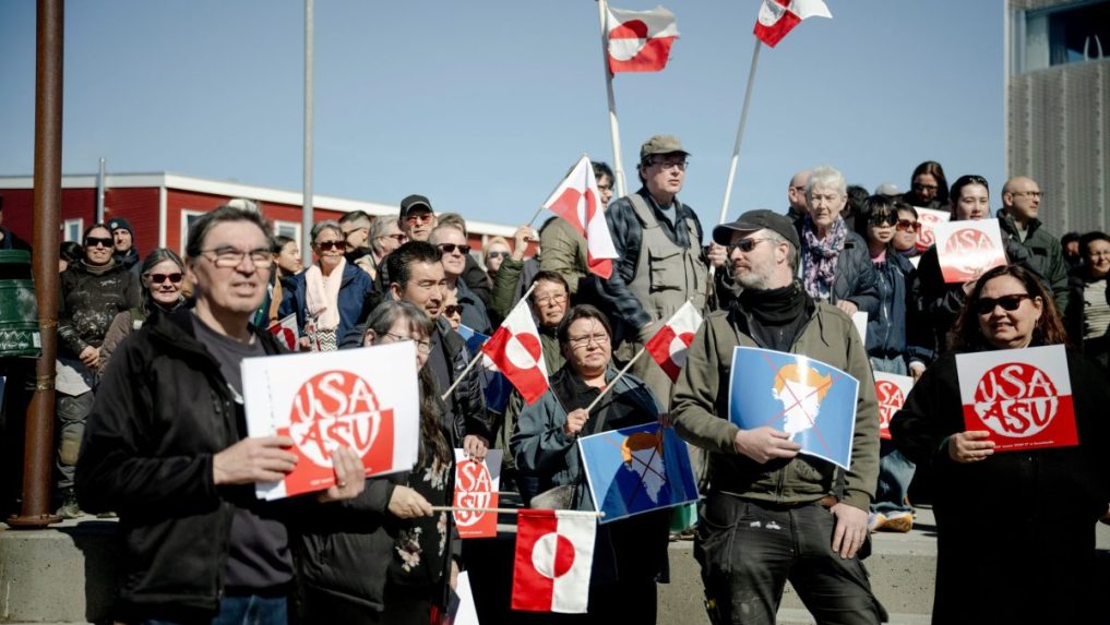 Ľudia protestujú pred budovou nového amerického konzulátu v grónskom hlavnom meste Nuuk.