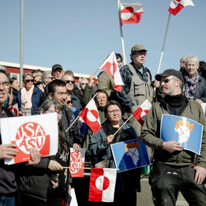 Ľudia protestujú pred budovou nového amerického konzulátu v grónskom hlavnom meste Nuuk.