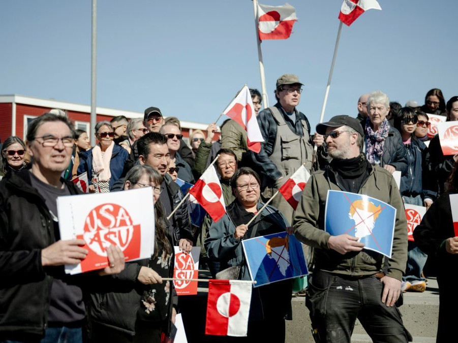 Ľudia protestujú pred budovou nového amerického konzulátu v grónskom hlavnom meste Nuuk.