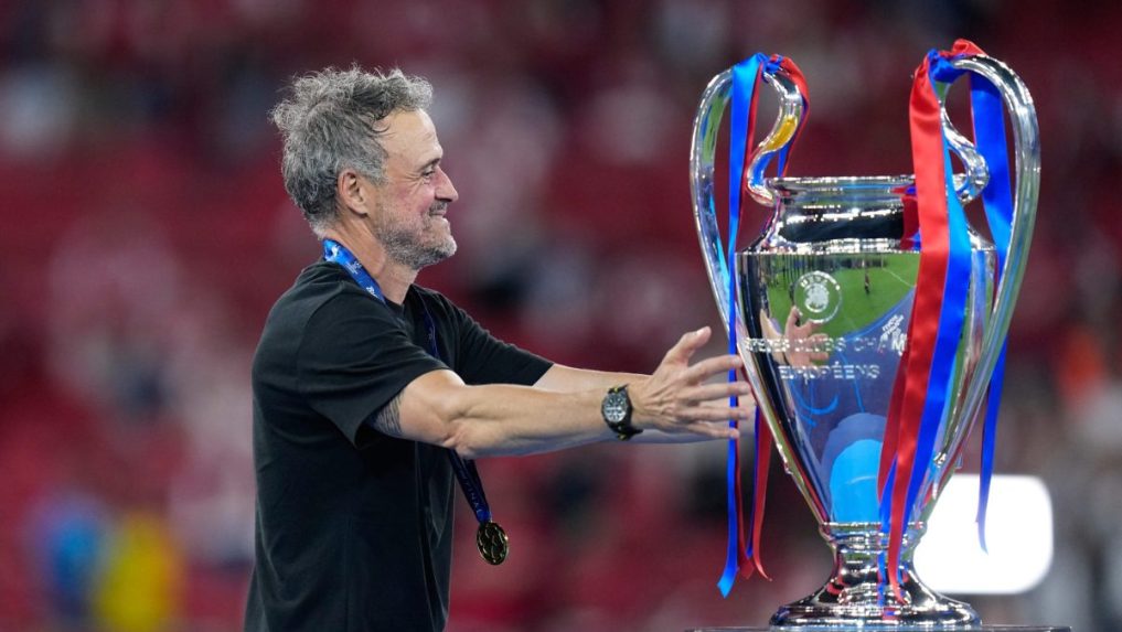Tr&eacute;ner PSG Luis Enrique s trofejou Ligy majstrov.