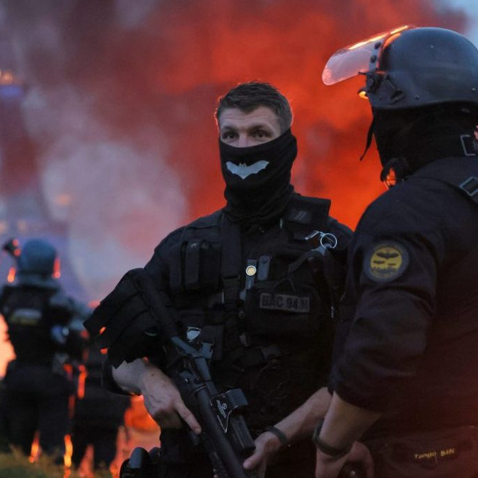 V Paríži horí auto a vybuchujú ohňostroje, zatiaľ čo polícia sleduje oslavujúcich fanúšikov PSG