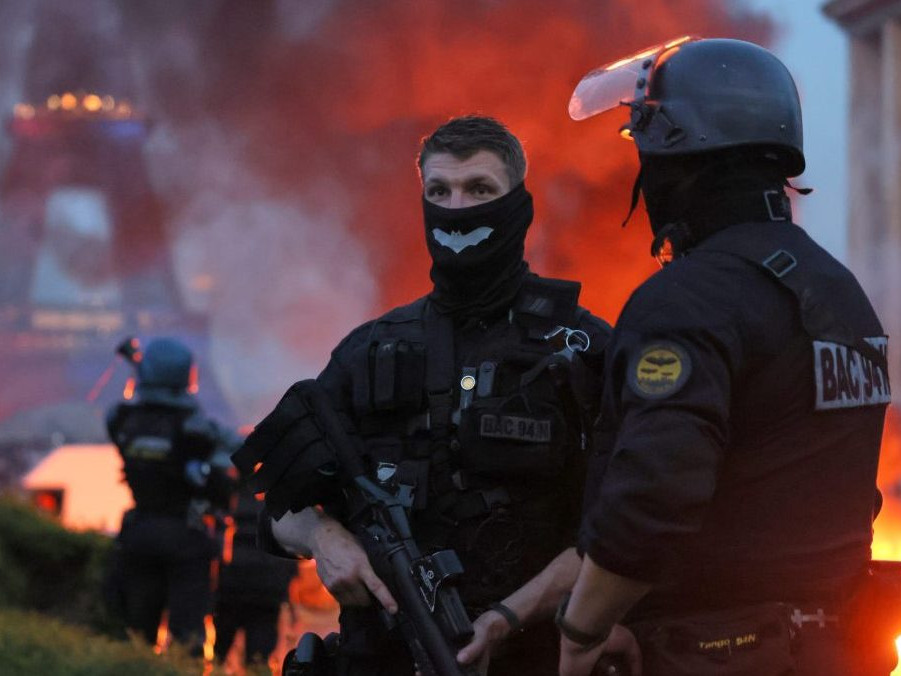 V Paríži horí auto a vybuchujú ohňostroje, zatiaľ čo polícia sleduje oslavujúcich fanúšikov PSG