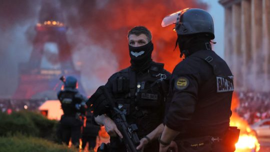 V Paríži horí auto a vybuchujú ohňostroje, zatiaľ čo polícia sleduje oslavujúcich fanúšikov PSG