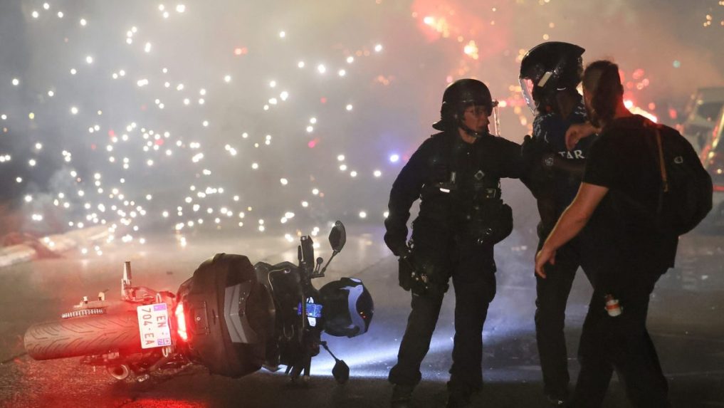 Polícia sa snaží rozohnať fanúšikov PSG, ktorí v Paríži odpálili ohňostroje.