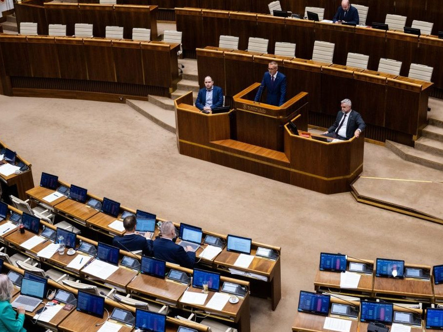 Rezort spravodlivosti chce zmeniť ústavu tak, aby sa parlament dal odvolať aj cez ľudové hlasovanie