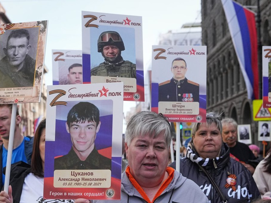 Ľudia v ruskom Petrohrade kráčajú s fotografiami blízkych, ktorí padli vo vojne na Ukrajine.