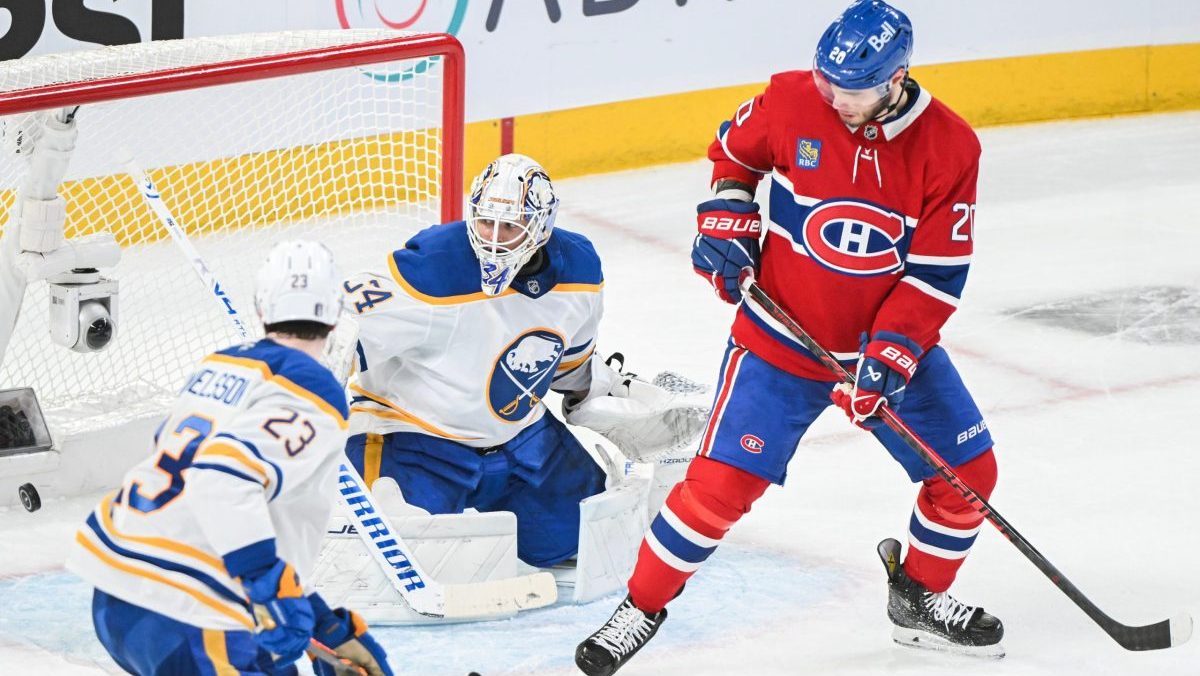 NHL: Slafkovsk&yacute; sk&oacute;roval po osemz&aacute;pasovej streleckej odmlke, Canadiens aj vďaka nemu ved&uacute; 2:1 na z&aacute;pasy