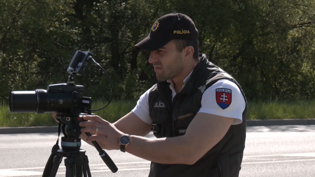 policajt sleduje premávku