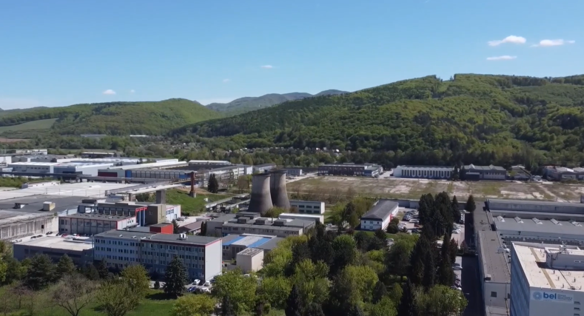 Youtuberi dlh&eacute; hodiny nepozorovane objavovali are&aacute;l zbrojovky. Pr&iacute;pad odhaľuje slabiny v ochrane strategick&yacute;ch objektov