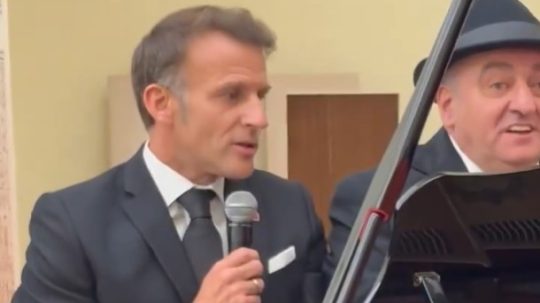 Emmanuel Macron spieva šansón.