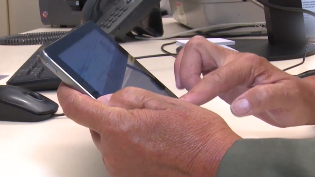 ruky muža ovládajú tablet