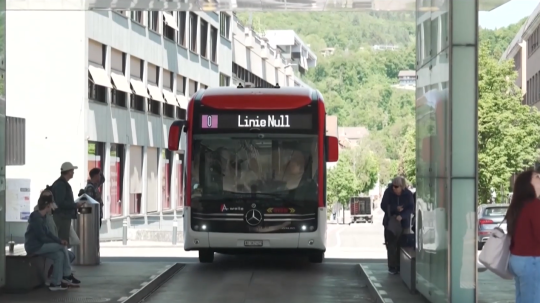 Na snímke autobus linky 0.