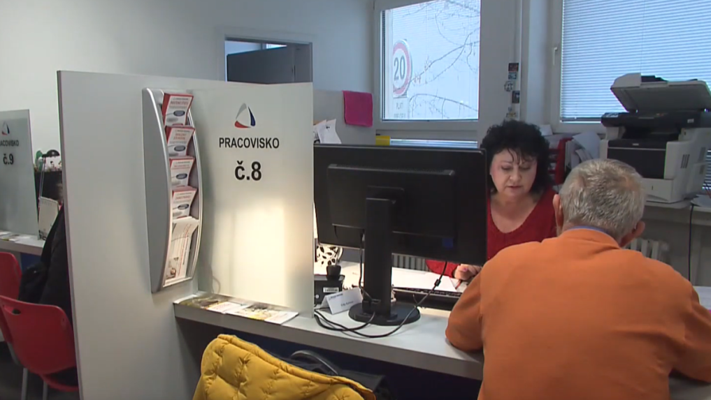 Na snímke pracovníčka a klient Sociálnej poisťovne.