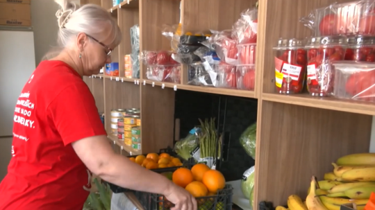 Na snímke žena triedi potravinovú pomoc.