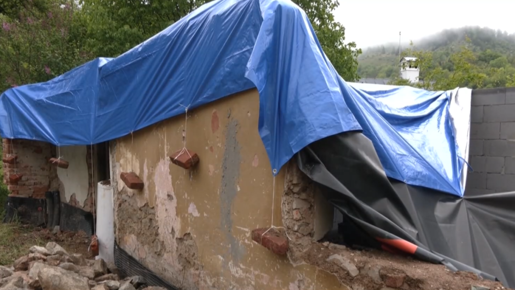 Súkromníkovi nateraz nariadili múry prekryť fóliou a vykonať statický posudok.