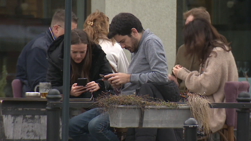 ľudia s mobilmi