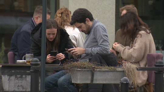 ľudia s mobilmi