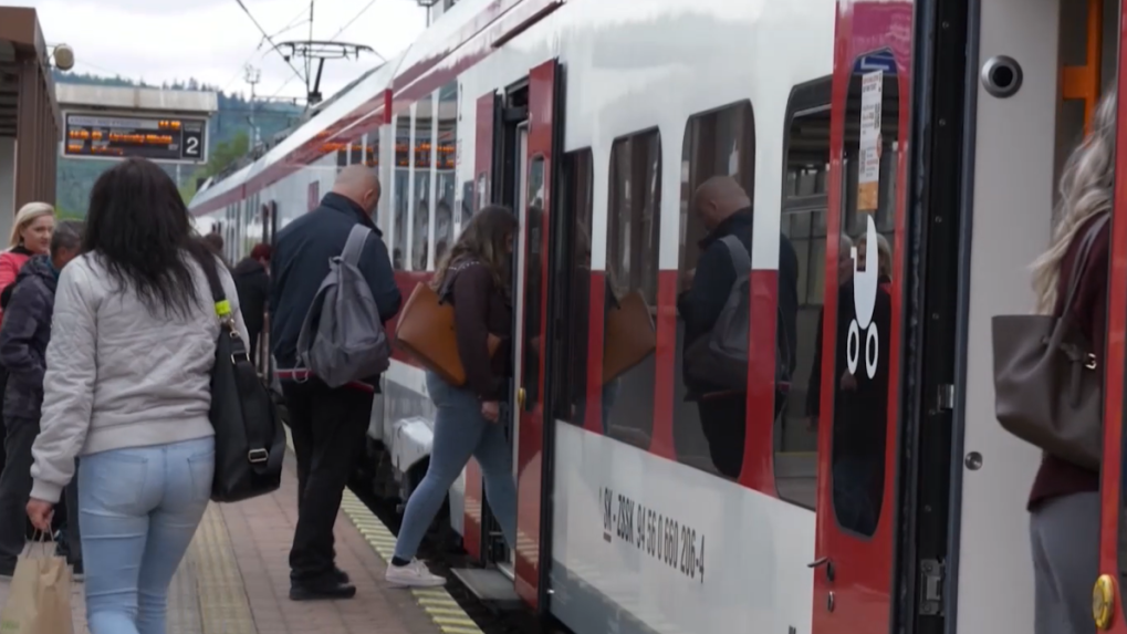 Na snímke nastupujú ľudia do vlaku.