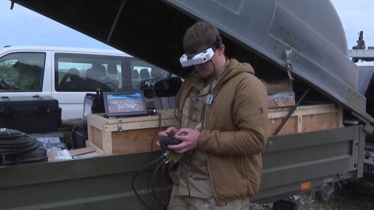vojak ovláda dron