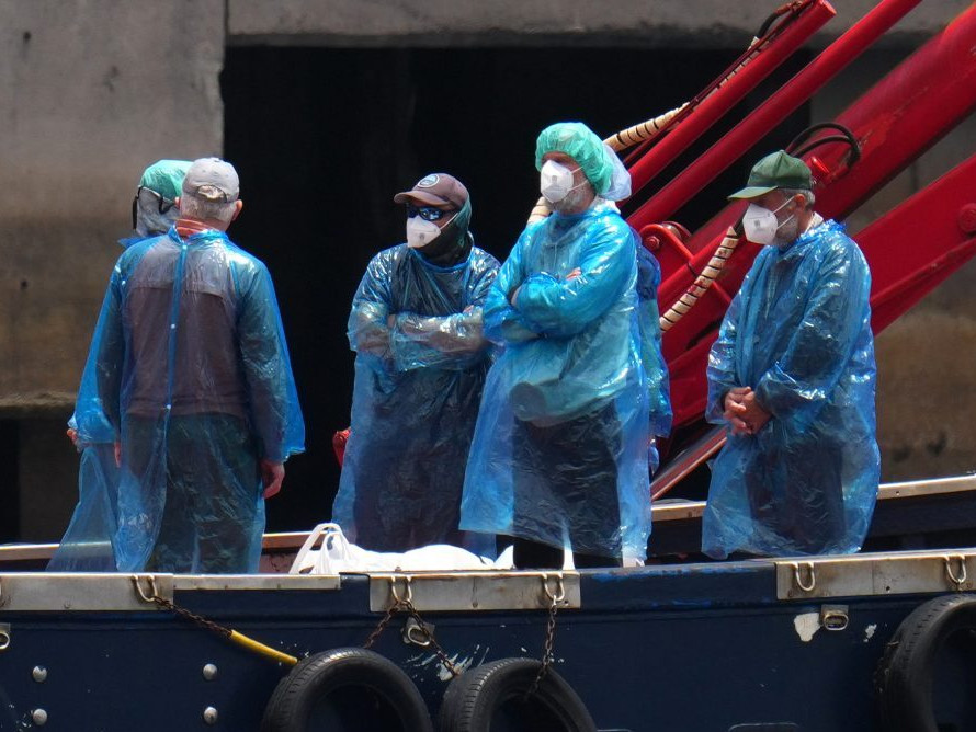 Pasažierov evakuujú z lode MV Hondius postihnutej nákazou hantavírusom v prístave Granadilla na Tenerife.