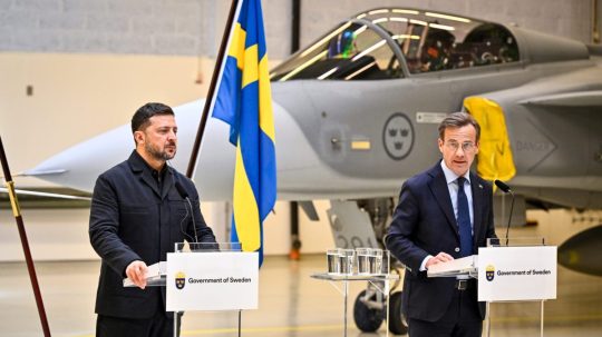 Švédsky premiér Ulf Kristersson a ukrajinský prezident Volodymyr Zelenskyj.