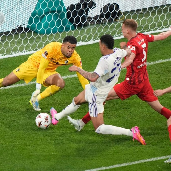 Na snímke Villy Morgan Rogers strieľa gól.