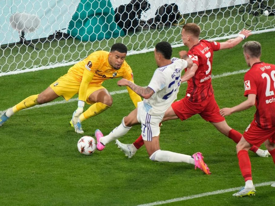 Na snímke Villy Morgan Rogers strieľa gól.