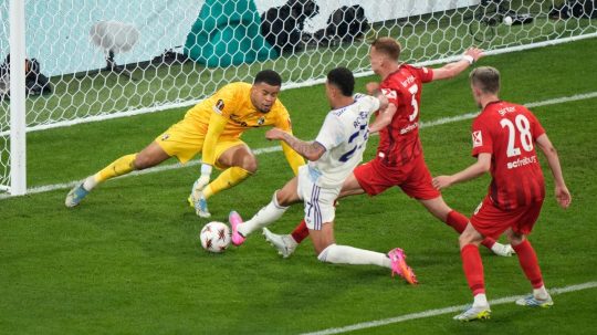 Na snímke Villy Morgan Rogers strieľa gól.