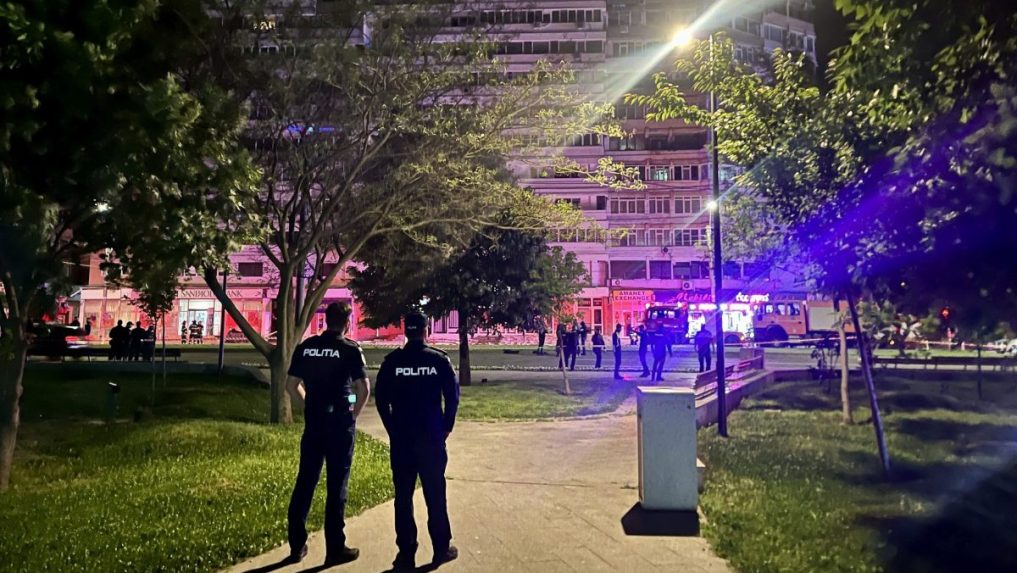 Policajti hliadkujú pred bytovým domom v rumunskom meste Galati neďaleko ukrajinských hraníc v piatok 29. mája 2026.
